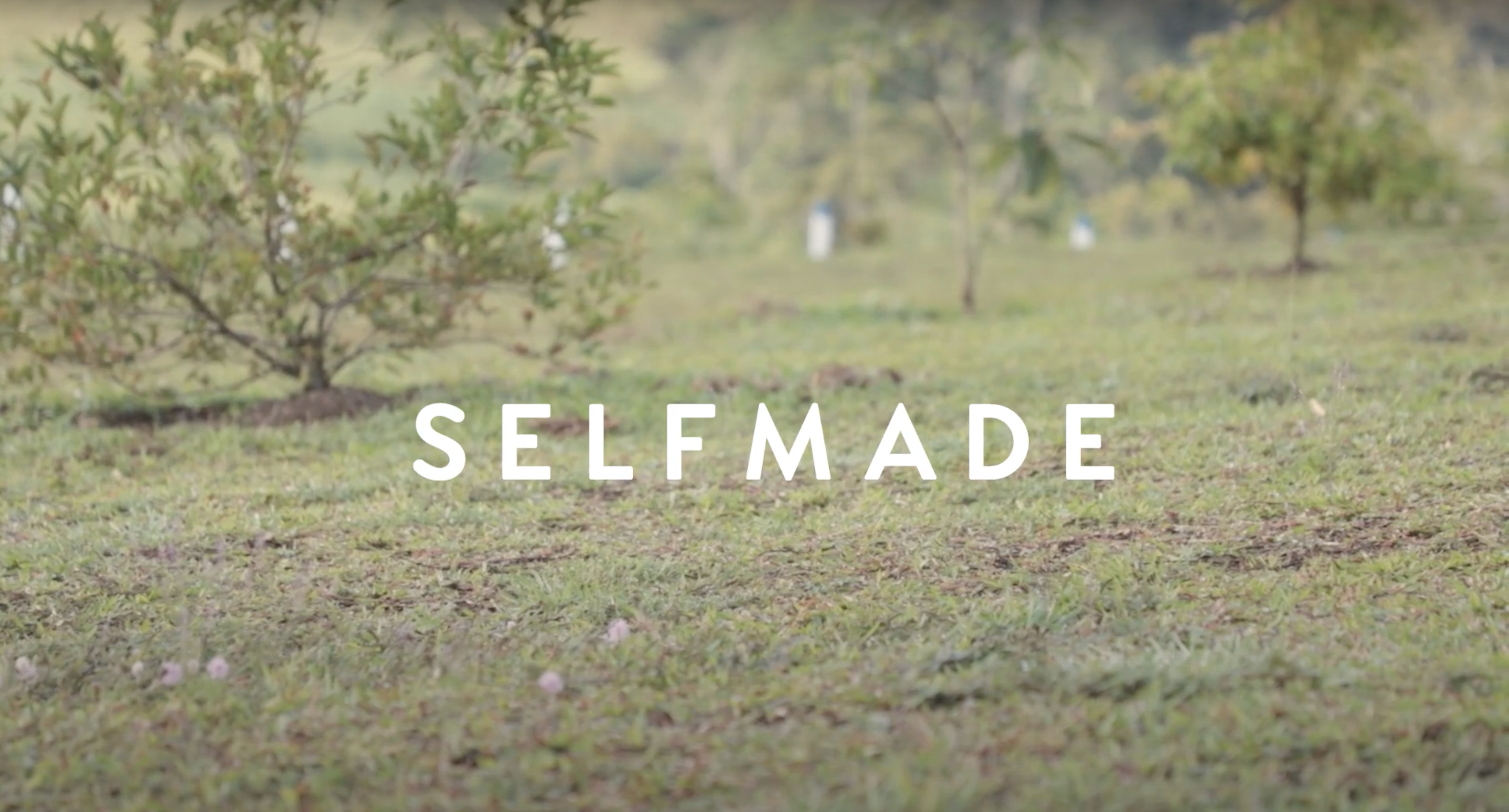 Cargar video: Selfmade empieza aquí, en la naturaleza, rodeada de energía femenina, disfrutando de la libertad de ser.
